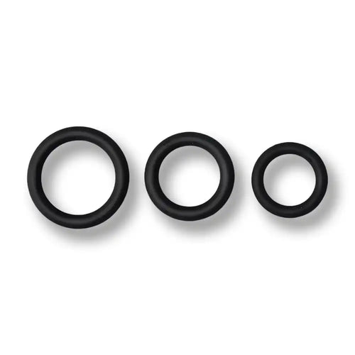 Anneaux de pénis noirs en silicone pour sissification et BDSM, tailles variées pour confort et plaisir sur Sissyshop