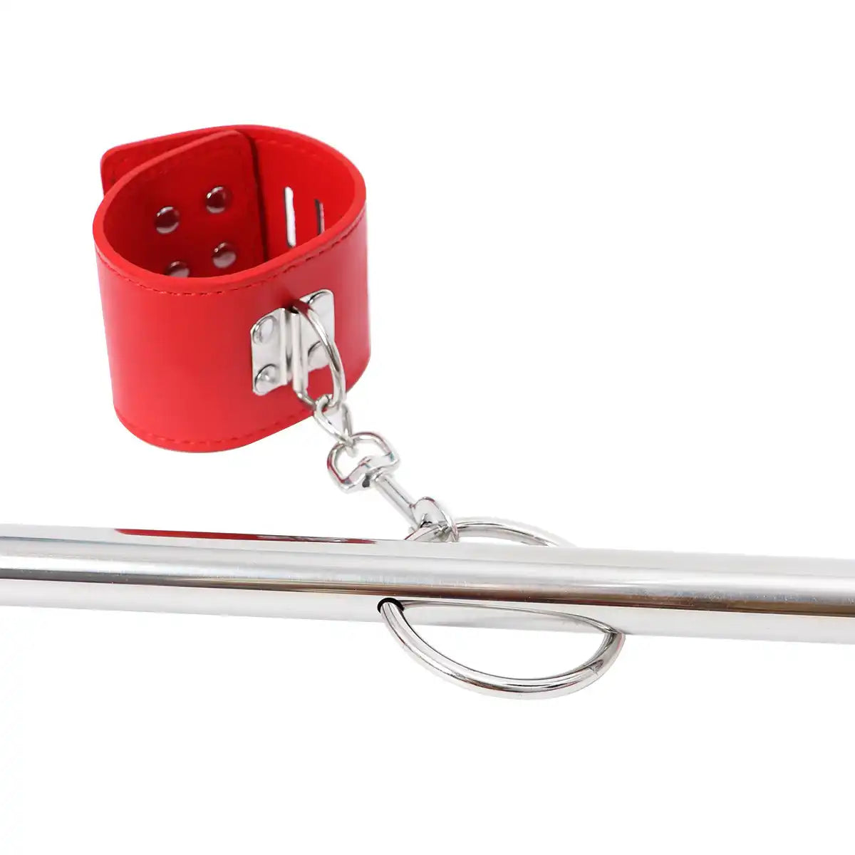 Détail de l'anneau coulissant sur la barre d'écartement en acier relié à une menotte rouge pour un usage bdsm intense.