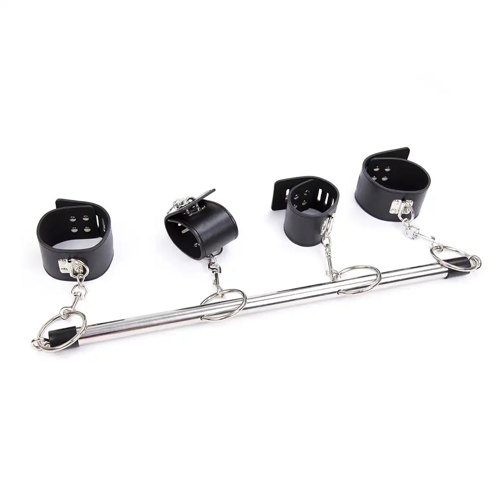 Vue d'ensemble de la barre d'écartement en acier équipée de quatre menottes noires, accessoire bdsm et de féminisation sur Le Sissyshop.