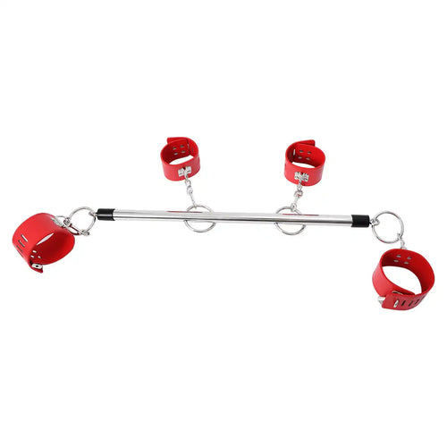 Barre d'écartement en acier avec menottes et chevillières rembourrées rouges, accessoire bdsm, selfbondage et soumission pour la sissification sur Le Sissyshop.