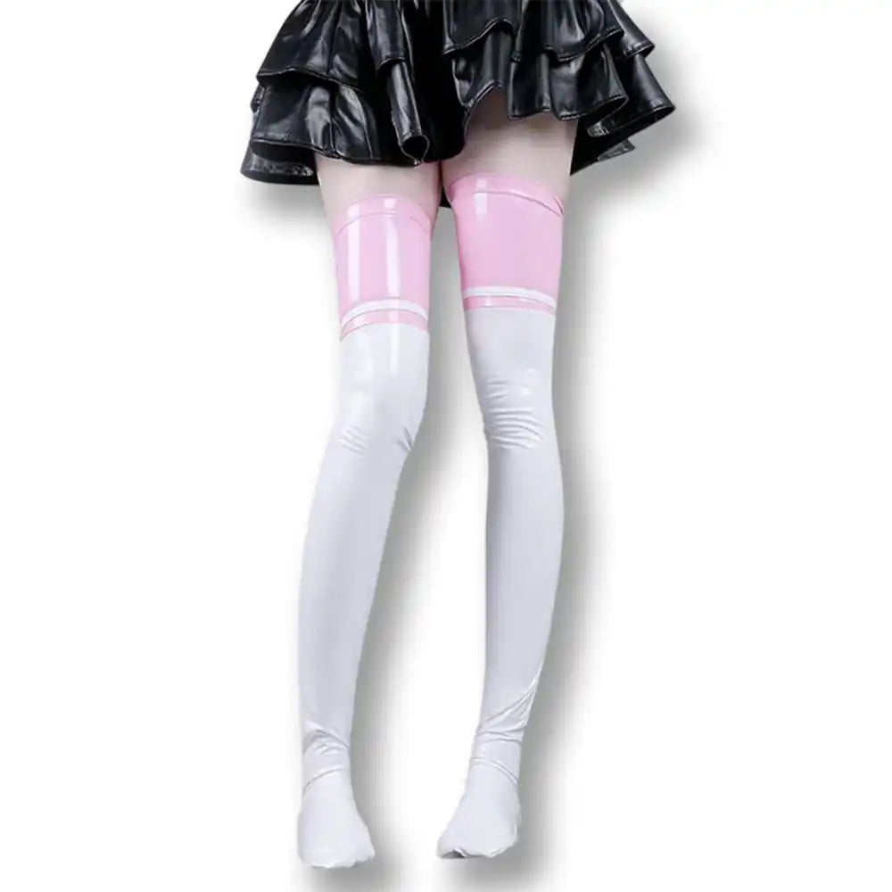 Collants en latex blanc et rose pour sissification et fétichisme, associés à une jupe noire, sur Sissyshop