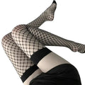 Vue sur des jambes surélevées portant les bas résille auto-fixants noirs à large bande élastique, un choix de bas femme incontournable pour sublimer vos séances de sissification sur sissyshop.