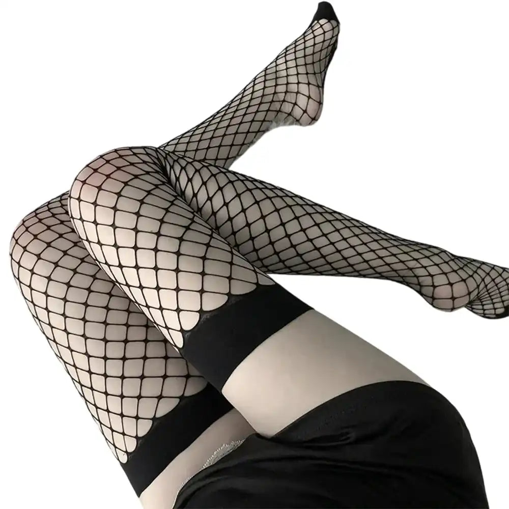 Vue sur des jambes surélevées portant les bas résille auto-fixants noirs à large bande élastique, un choix de bas femme incontournable pour sublimer vos séances de sissification sur sissyshop.