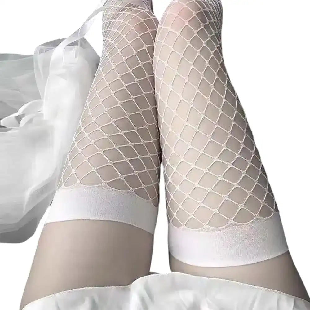 Aperçu de face de la déclinaison blanche de ces bas résille, une alternative lumineuse de bas nylon et bas sexy pour parfaire sa féminisation sur la boutique sissyshop.