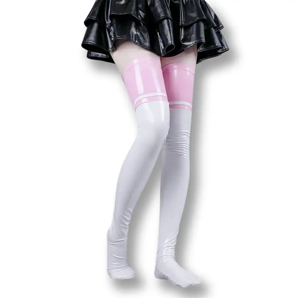Collants latex blancs et roses pour sissification et fétichisme, portés avec jupe noire, sur Sissyshop