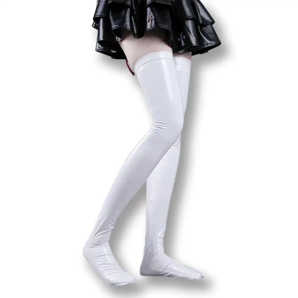 Collants blancs en latex brillant pour sissification et fétichisme, portés avec jupe noire en cuir, sur Sissyshop