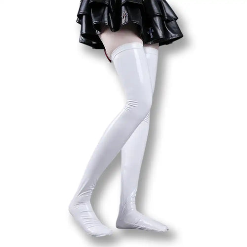 Collants blancs en latex brillant pour sissification et fétichisme, portés avec jupe noire en cuir, sur Sissyshop