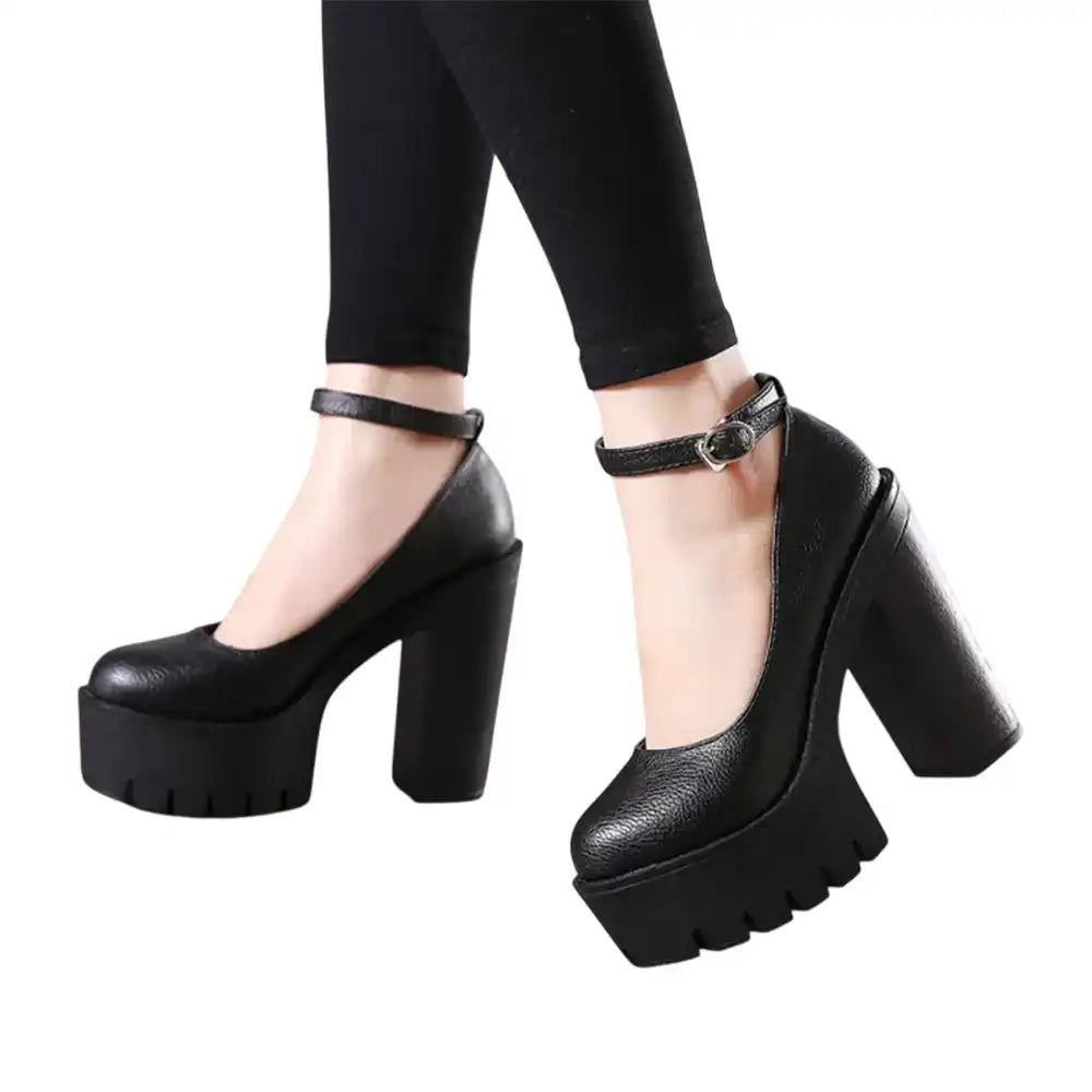 Escarpins noirs en cuir synthétique à talons épais pour la sissification et le crossdressing, idéaux pour la féminisation sur Sissyshop