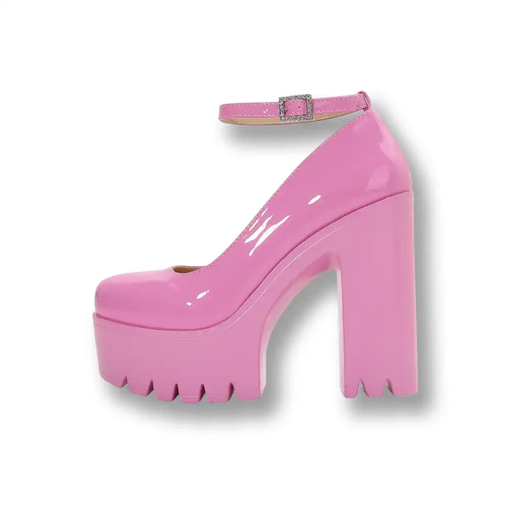 Escarpins roses en latex brillant avec talon épais et bride cheville, parfaits pour la sissification et le crossdressing sur Sissyshop
