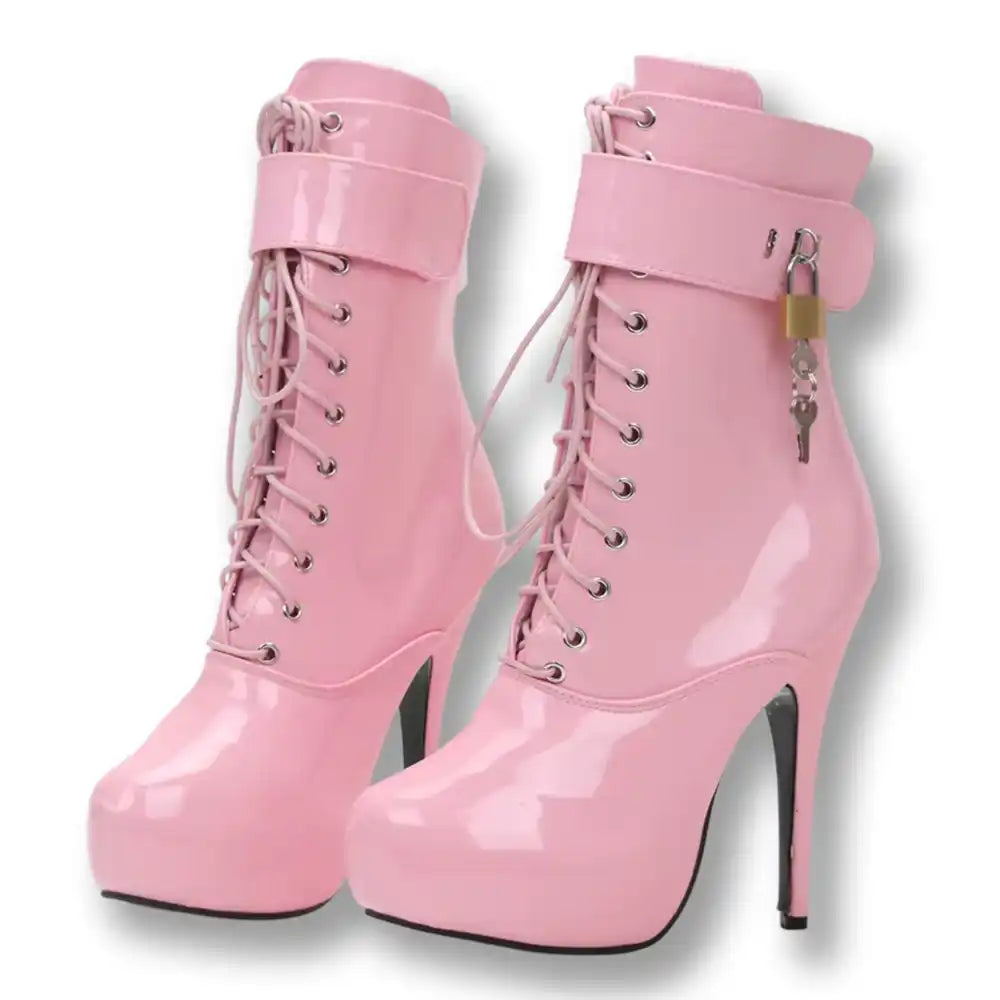 Bottines roses en latex brillant avec lacets et cadenas, idéales pour la sissification et le fétichisme sur Sissyshop