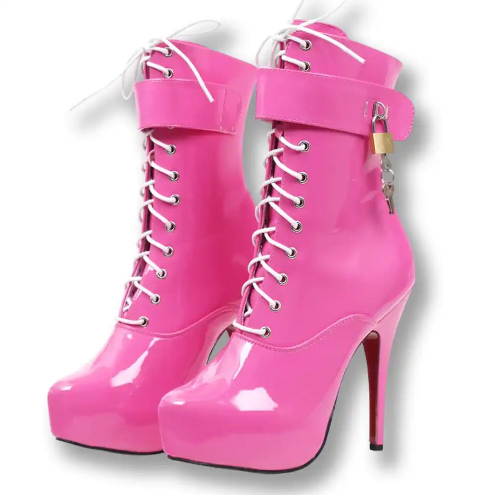 Bottines roses en latex brillant à lacets blancs et talons aiguilles, idéales pour la sissification et le fétichisme sur Sissyshop