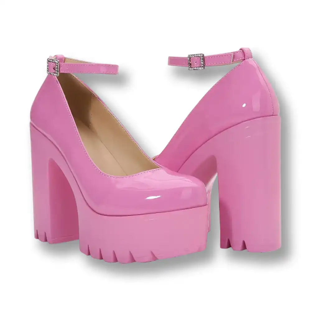 Escarpins roses en latex brillant avec talons compensés et boucle strass pour sissification et crossdressing sur Sissyshop