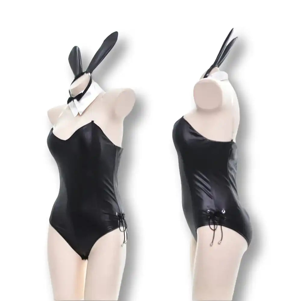 Combinaison en latex noir avec oreilles de lapin et col blanc pour sissification et fétichisme, idéale pour la soumission sexuelle sur Sissyshop