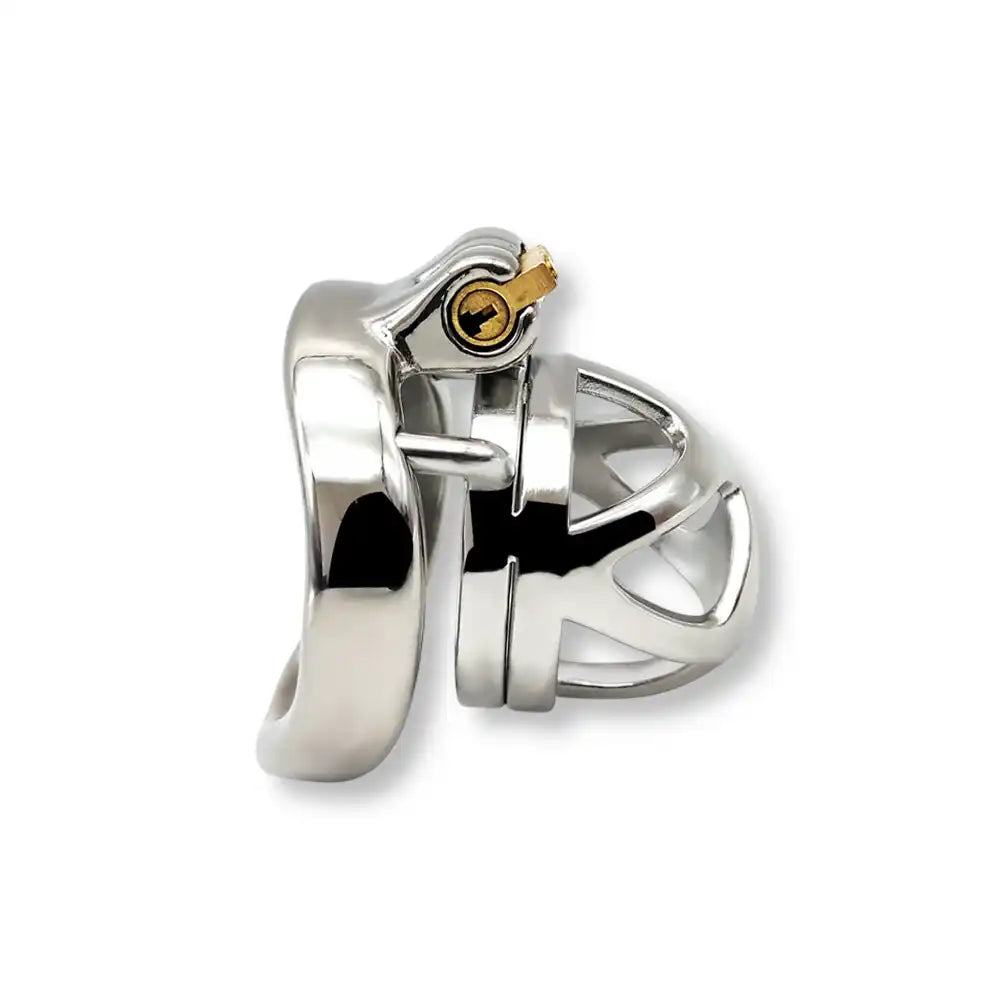Vue de profil d'une cage de chasteté en inox brillant avec serrure intégrée, la cage de chasteté en métal Steel Control idéale pour s'initier à la chasteté sissy et à la sissification sur sissyshop.