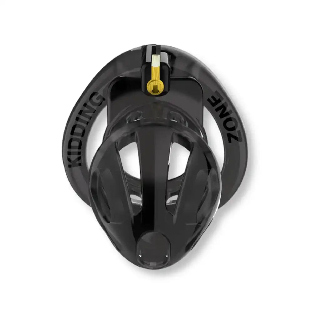 Vue de face de la cage de chasteté obsidienne noire translucide avec détails de texte sur l'anneau et fermeture sécurisée supérieure.