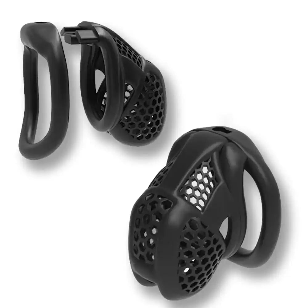 Cage de chasteté noire en silicone avec grille hexagonale pour sissification et soumission sexuelle sur Sissyshop