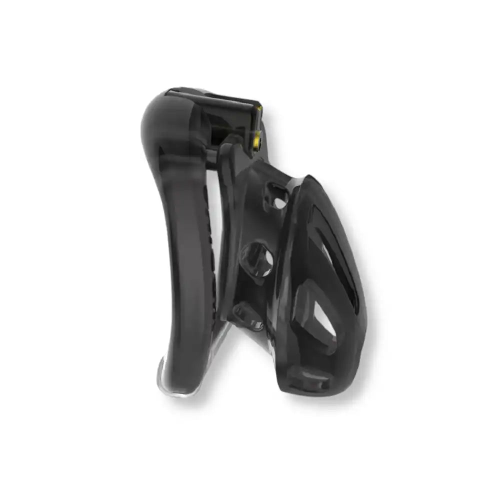 Vue de profil du dispositif de chasteté obsidienne transparent, mettant en valeur son design aéré et son confort de port.