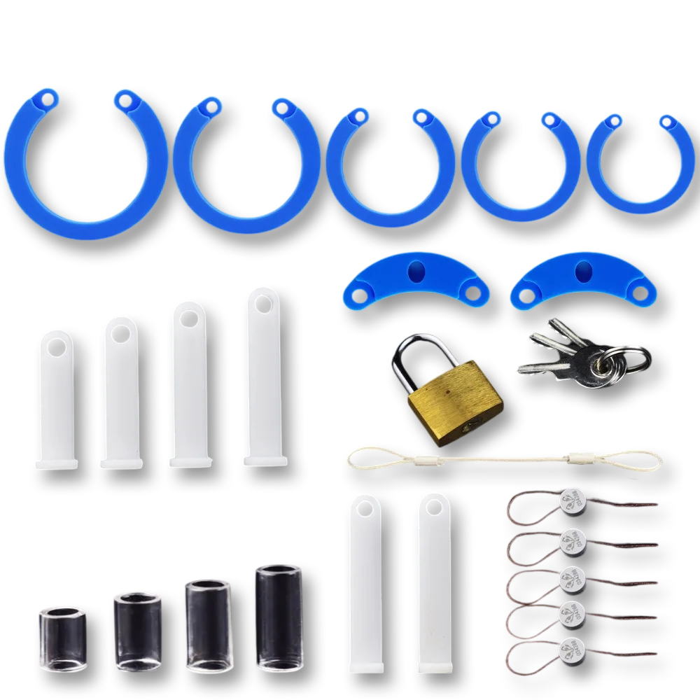 Vue d'ensemble des accessoires fournis avec la cage de chasteté Purple Sweet, incluant des anneaux de différentes tailles et un cadenas de sécurité sissyshop.