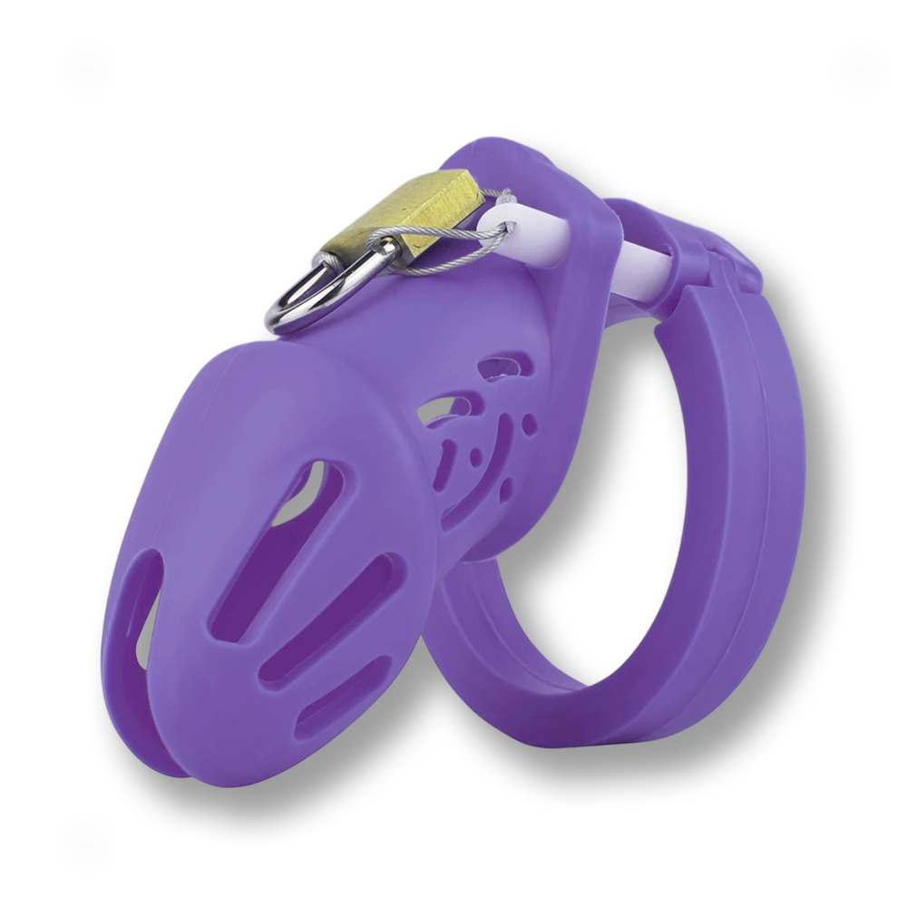 Cage de chasteté en silicone violet Purple Sweet taille M avec son cadenas, un appareil idéal pour la sissification et la soumission sexuelle sur sissyshop.