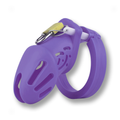 Cage de chasteté en silicone violet Purple Sweet taille M avec son cadenas, un appareil idéal pour la sissification et la soumission sexuelle sur sissyshop.