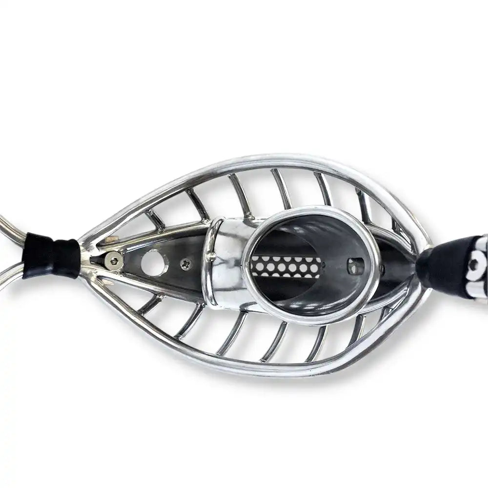 Vue détaillée de l'intérieur de la cage de chasteté inox de la ceinture métal, cage sexe homme, chasteté sissy et sissification.