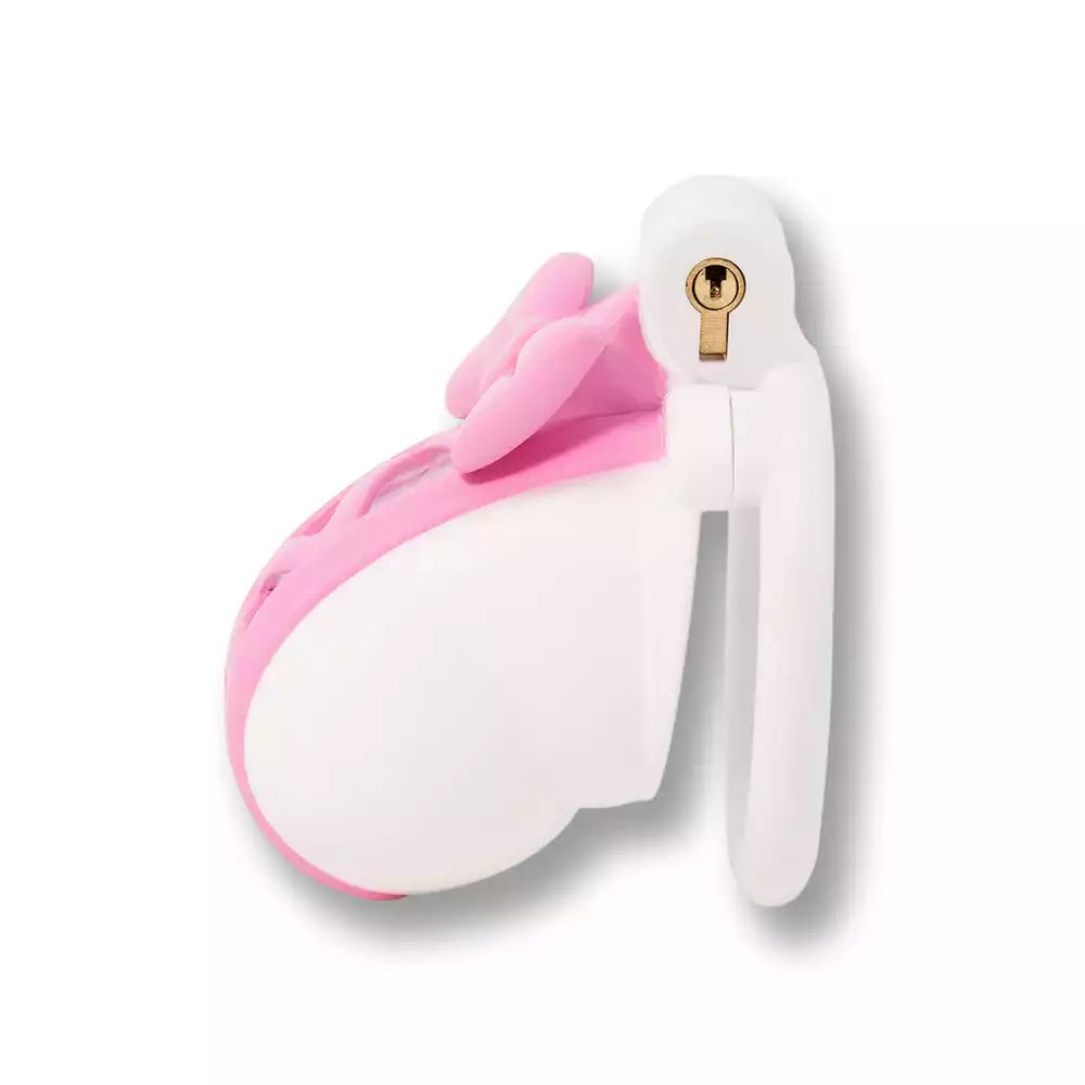 Vue de profil de la cage de chasteté plastique Sissy Coquette blanche et rose avec petit nœud décoratif, une cage de chasteté légère et ergonomique conçue pour la sissification sur sissyshop.