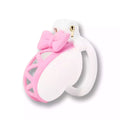 Vue de trois-quarts de la cage de chastete plastique rose et blanche mettant en valeur son design aéré et ses finitions soignées pour vos séances sissyshop.