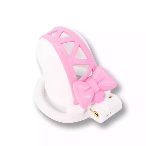 Aperçu en plongée de la cage chasteté ventilée avec serrure intégrée en laiton, un modèle coquet parfait pour toute sissy en quête de confort prolongé sur sissyshop.