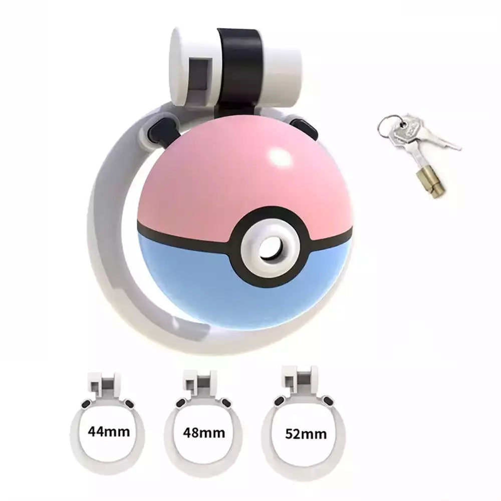Aperçu de trois-quarts de la cage de chasteté Transball ronde en résine légère, avec visuel sur les 3 anneaux fournis, la paire et clé et la serrure pour un verrouillage confortable et discret disponible sur sissyshop.