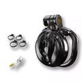 Ensemble complet du modèle noir comprenant la cage de chasteté plastique Sissy Pussy, son jeu de clés avec serrure intégrée et ses 4 anneaux de fixation sur sissyshop.