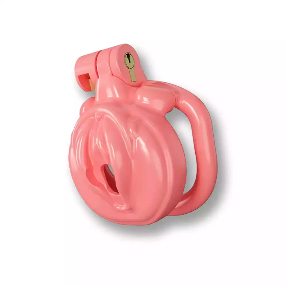Vue de trois-quarts de la cage de chastete courte rose mettant en valeur son profil ultra-plat et son système de verrouillage discret pour sissy sur sissyshop.