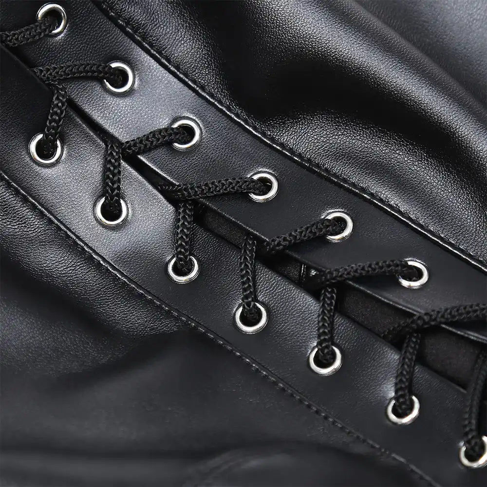 Gros plan sur le laçage latéral et les œillets métalliques pour ajuster la cagoule de soumission.
