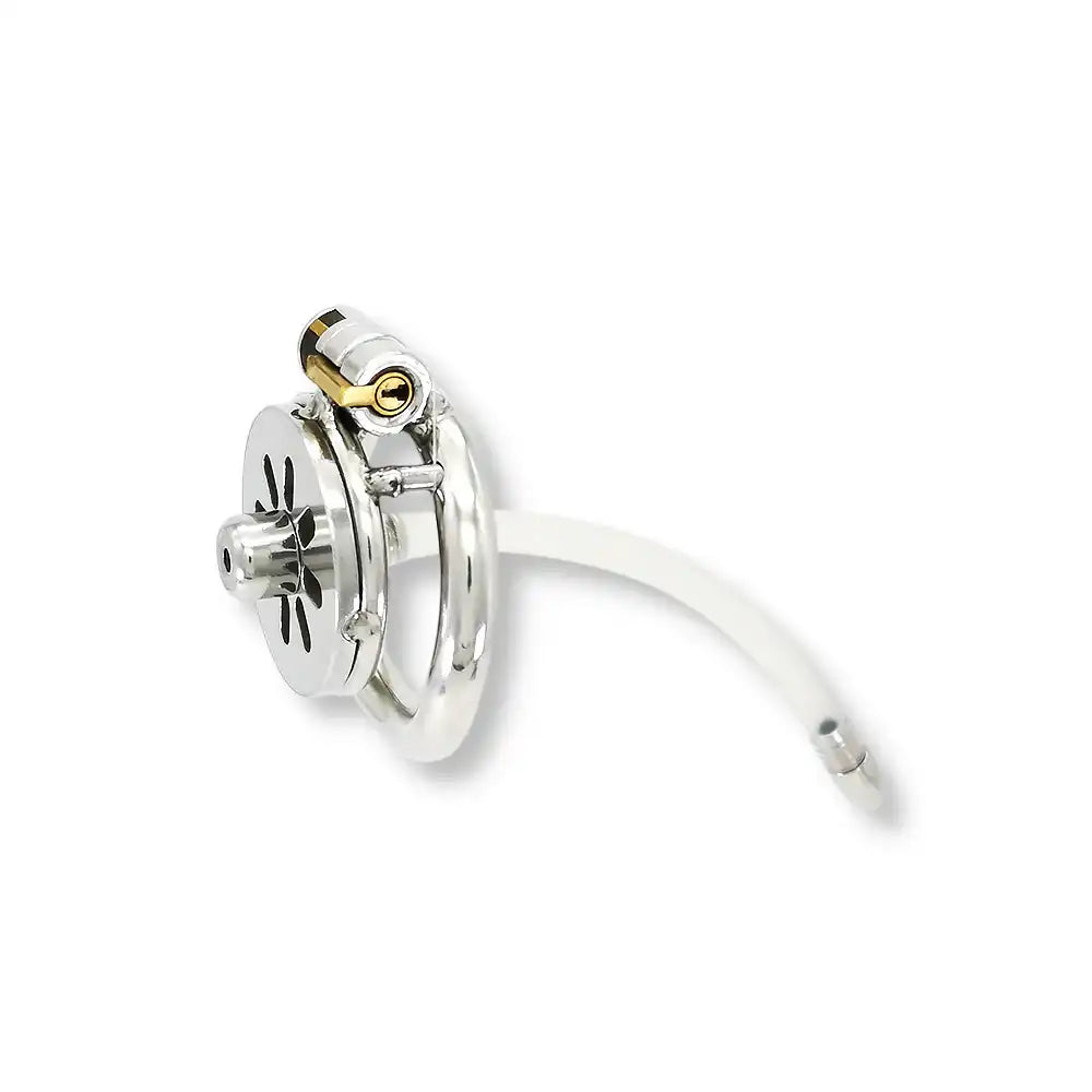 Cathéter flexible assemblé sur une cage de chasteté plate en métal, accessoire de soumission et sissy pour adultes.