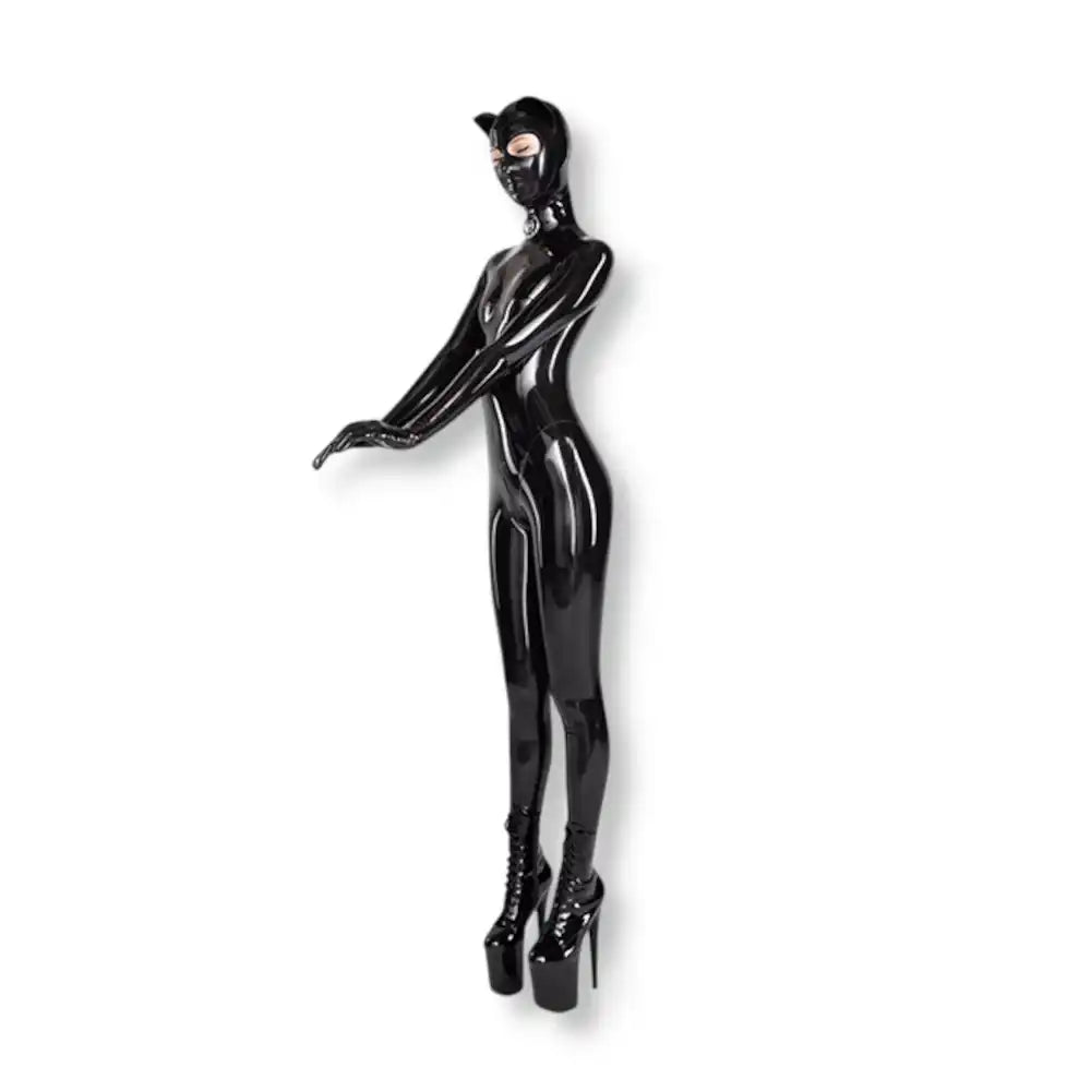 Pleine longueur d'un catsuit intégral en caoutchouc moulant associé à des chaussures à plateforme, tenue de scène et de fetish mode.