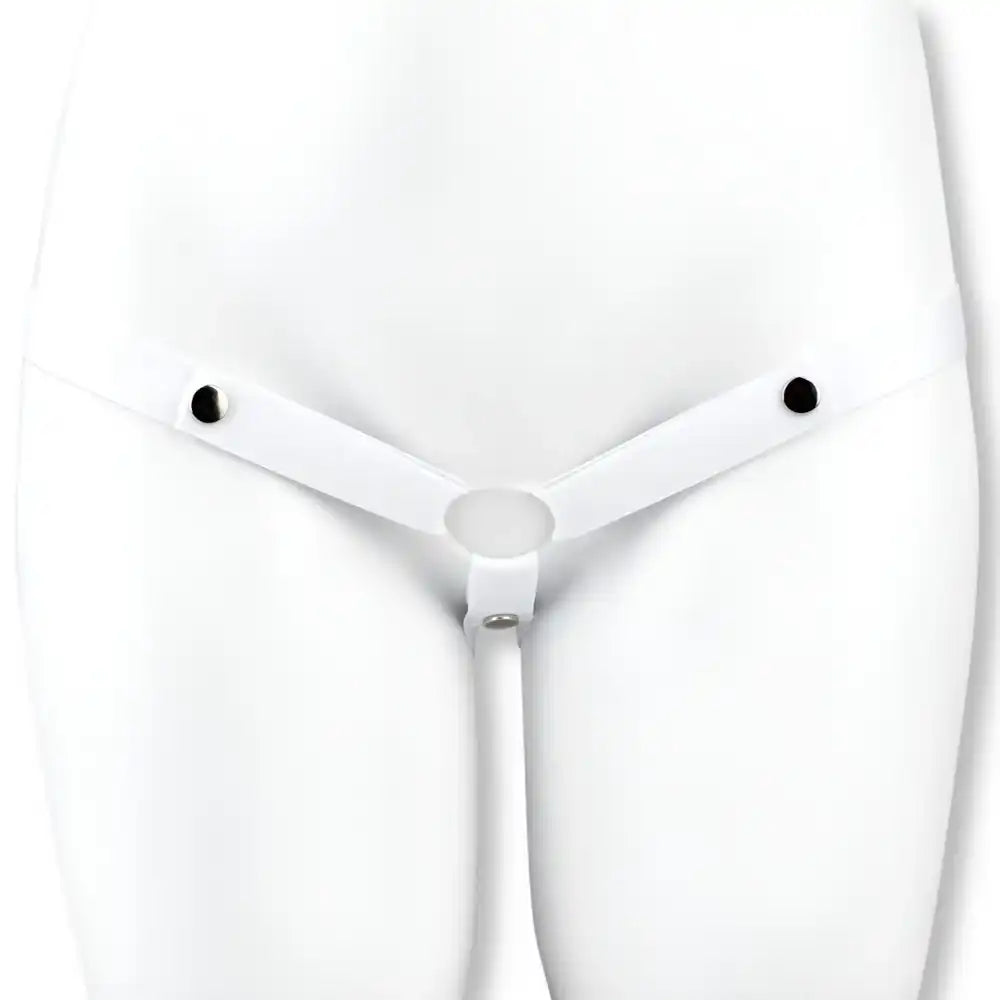 Version blanche de la ceinture de chasteté à sangles en similicuir munie de boutons-pression, l'accessoire sissy épuré parfait pour fixer solidement votre cage de chasteté sur la boutique sissyshop.
