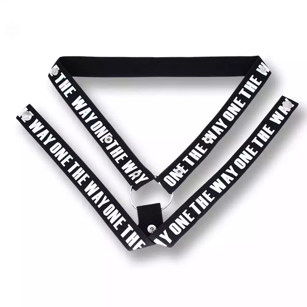 Vue à plat de la ceinture de chasteté The Way One blanc et noir en version triple maintien avec anneau métallique, conçue pour votre sissification sur sissyshop.