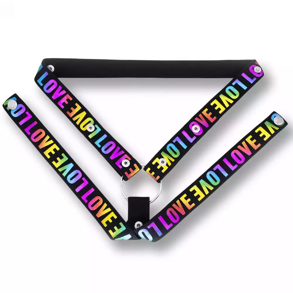 Vue à plat de la ceinture de chasteté élastique LOVE en version triple maintien avec anneau central en métal, idéale pour fixer une cage de chasteté lors de votre sissification sur sissyshop.