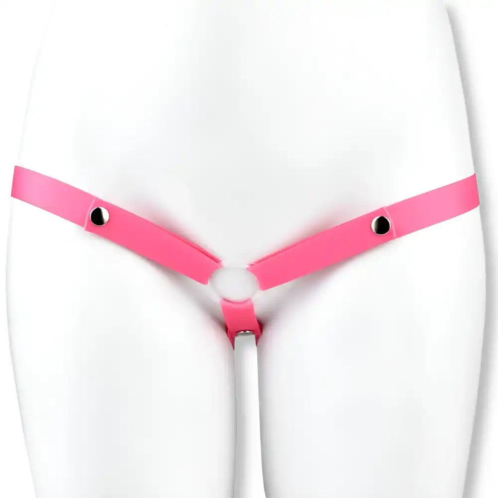 Ceinture de chasteté en cuir PU souple de couleur rose avec son anneau de raccordement central, l'alternative sexy et colorée à la culotte de chasteté classique disponible sur sissyshop.