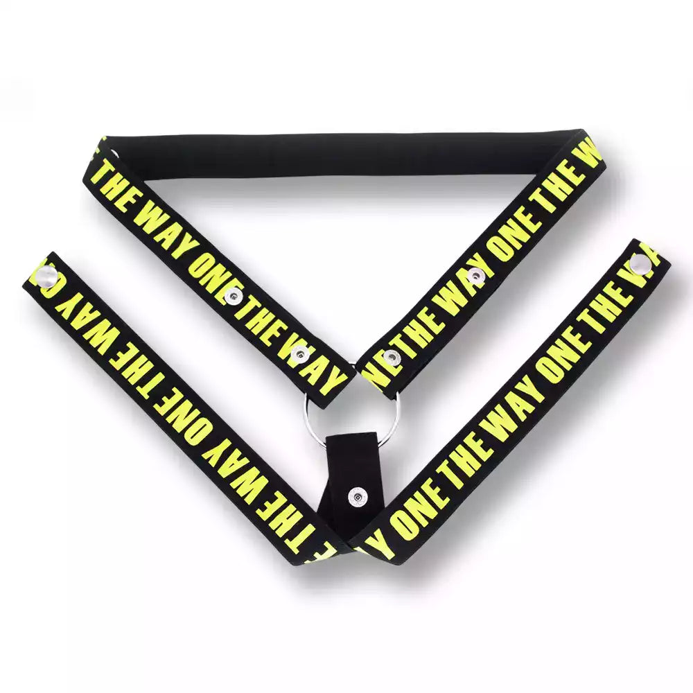 Vue à plat de la ceinture de chasteté élastique The Way One aux inscriptions jaune fluo en version triple maintien, conçue pour bloquer votre cage de chasteté lors de vos séances de sissification sur sissyshop.