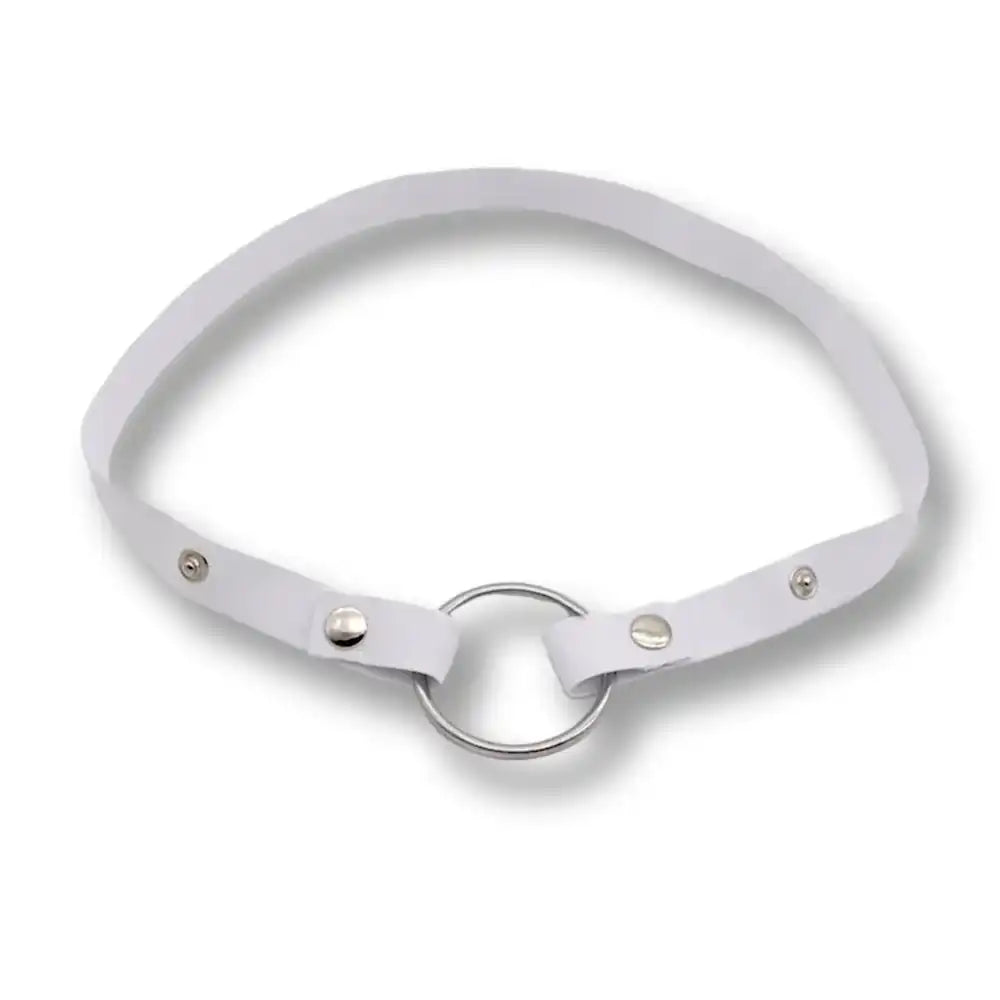 Ceinture de chasteté élastique blanche munie de boutons-pression et de son anneau métallique, une alternative confortable à la culotte de chasteté classique disponible sur sissyshop.