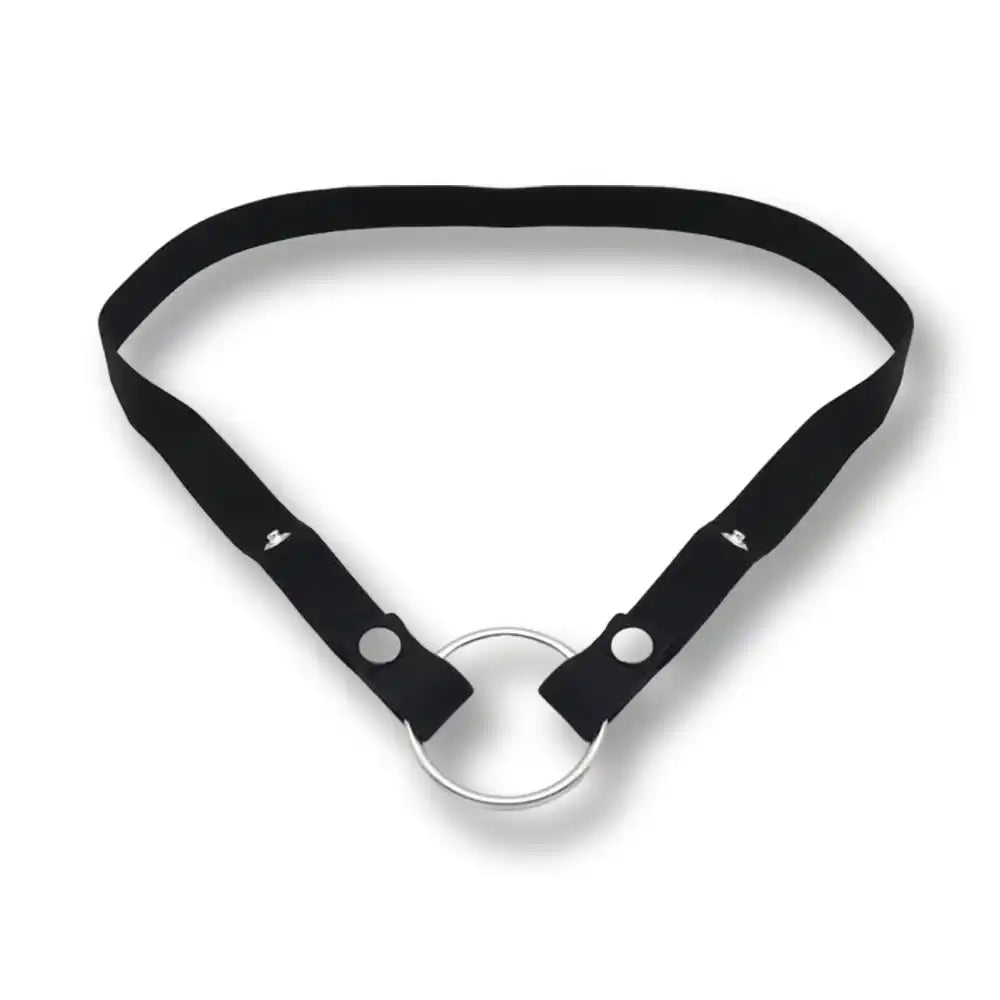 Ceinture de chasteté élastique noire avec un grand anneau en métal central, un accessoire discret idéal pour maintenir votre cage de chasteté pour homme en place lors de vos séances de sissification sur sissyshop.