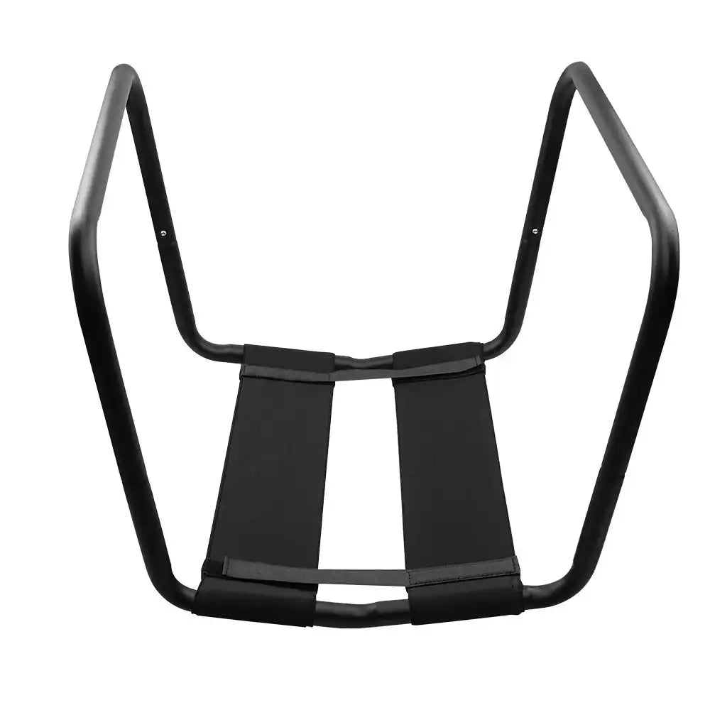Vue plongeante sur les sangles de maintien de la chaise d'entraînement à l'anal, idéale pour les jeux de soumission et la féminisation.