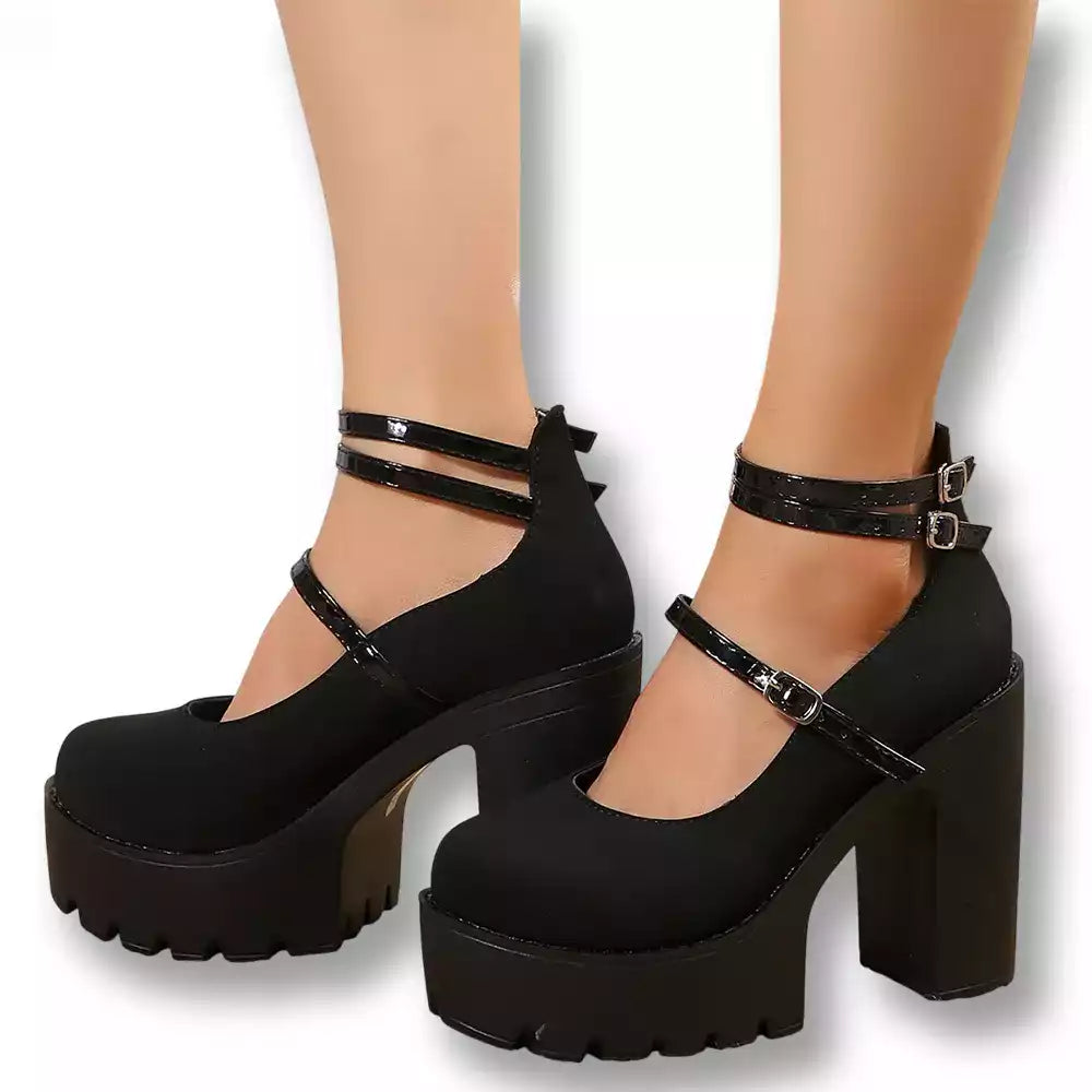 Gros plan sur les escarpins grande taille noirs en similicuir mat et lanières vernies, un talon sexy femme audacieux disponible en pointures adaptées sur la boutique sissyshop.
