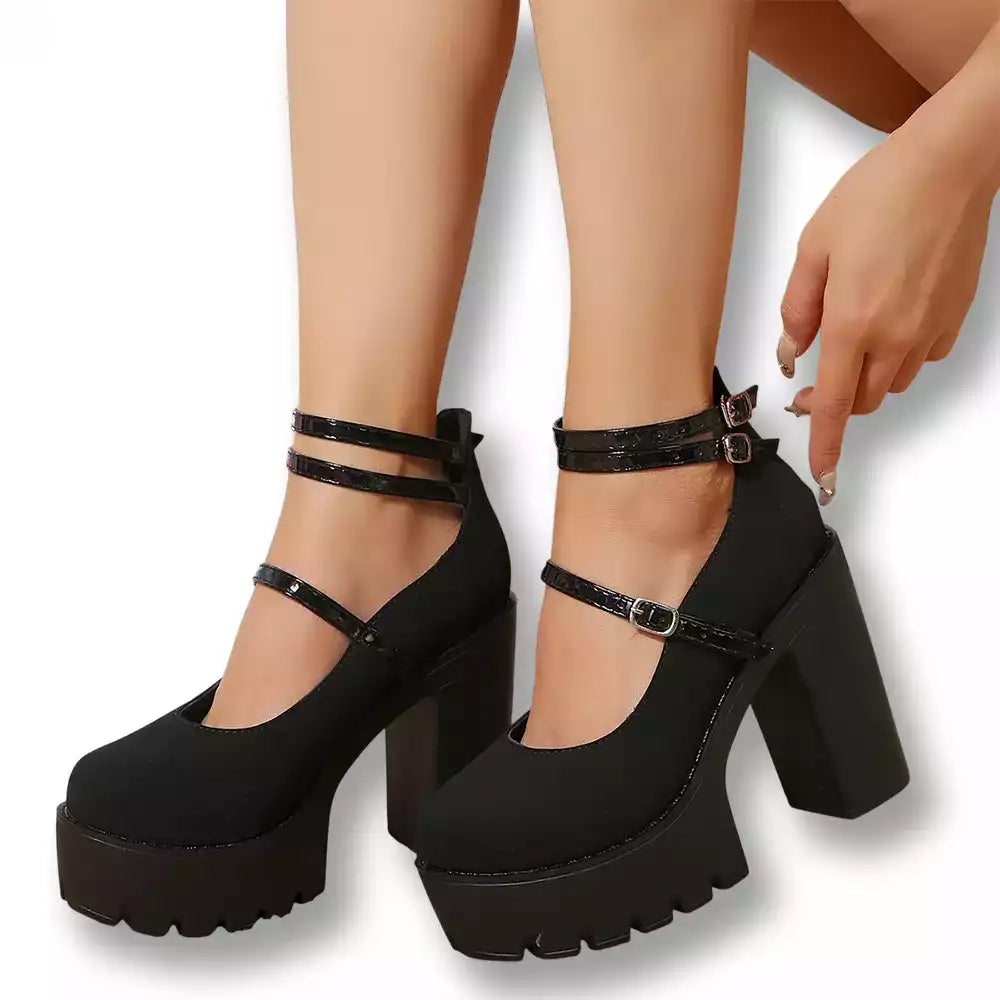 Paire d'escarpins grande taille noirs à plateforme crantée et brides à boucles portés aux pieds, des chaussures femme grande taille parfaites pour votre sissification sur sissyshop.