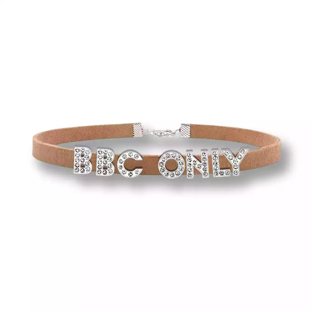 Déclinaison beige camel en suédine douce de ce choker sissy avec strass brillants, apportant une nuance neutre et raffinée à votre collection bdsm sur sissyshop.