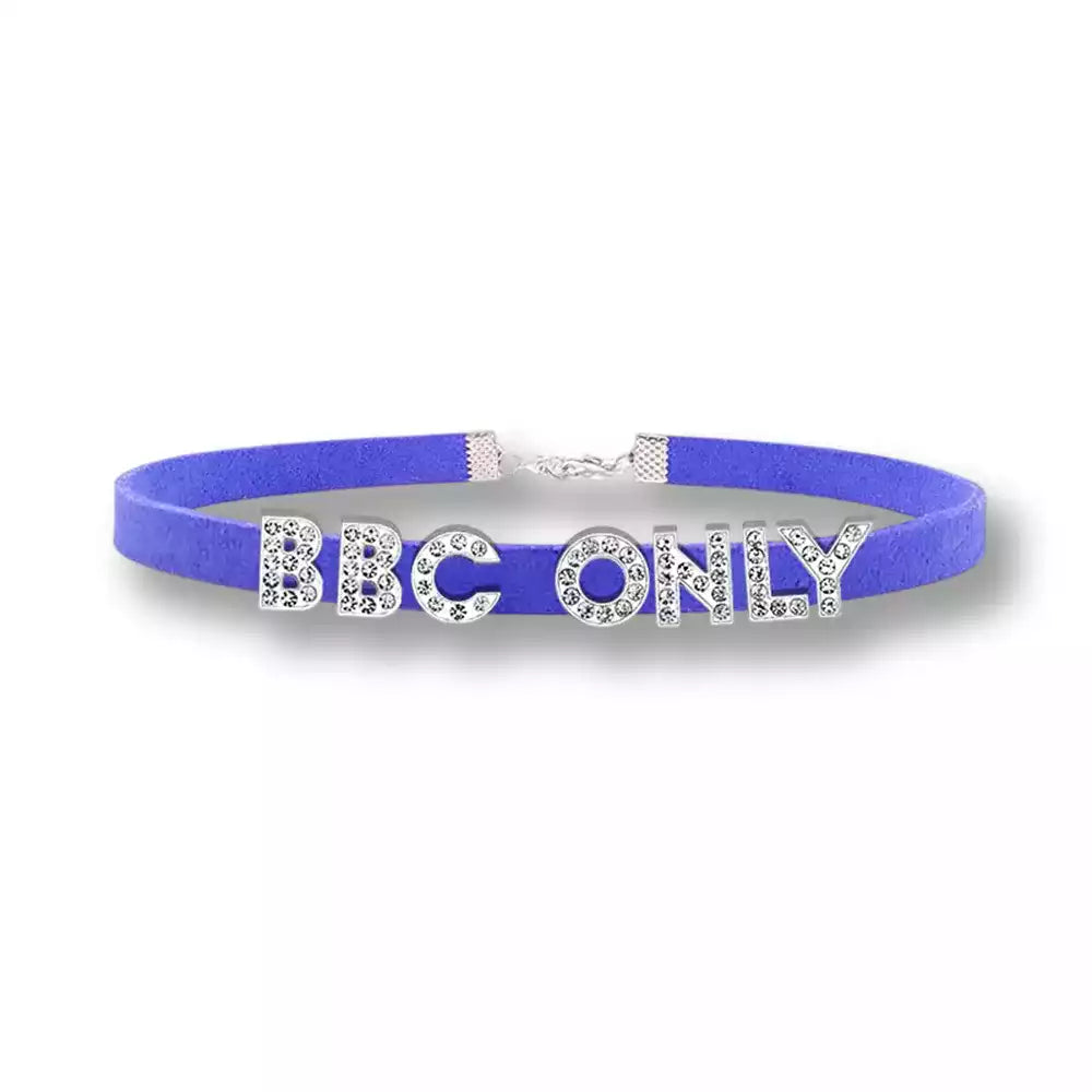 Choker en suédine bleu roi orné de lettres en strass scintillants "BBC ONLY", un collier sissy incontournable pour vos jeux bdsm et séances de sissification sur sissyshop.