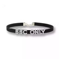 Collier sissy noir classique avec lettres en strass "BBC ONLY" et fermoir mousqueton argenté, le choker indispensable pour vos jeux de domination et fétichisme sur sissyshop.