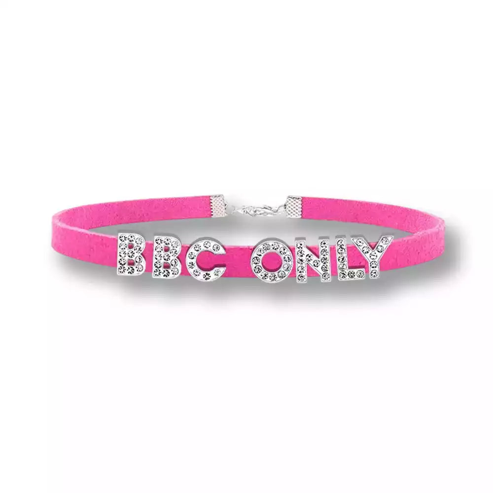Modèle rose fuchsia éclatant de ce choker sissy avec lettrage argenté en strass, l'accessoire bdsm idéal pour ajouter une touche glamour à vos tenues sur sissyshop.