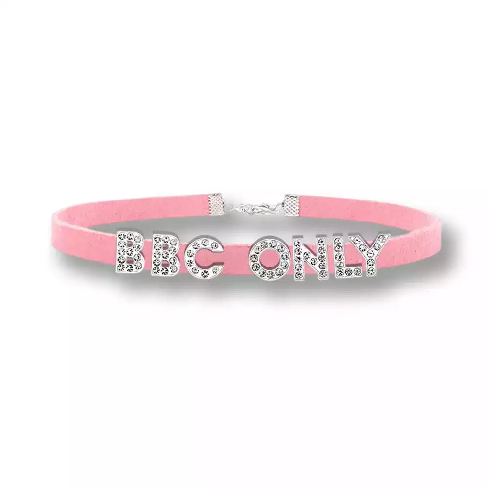 Collier sissy rose clair pastel orné de strass brillants "BBC ONLY", un choker délicat et féminin parfait pour affirmer votre soumission et univers qos sur la boutique sissyshop.