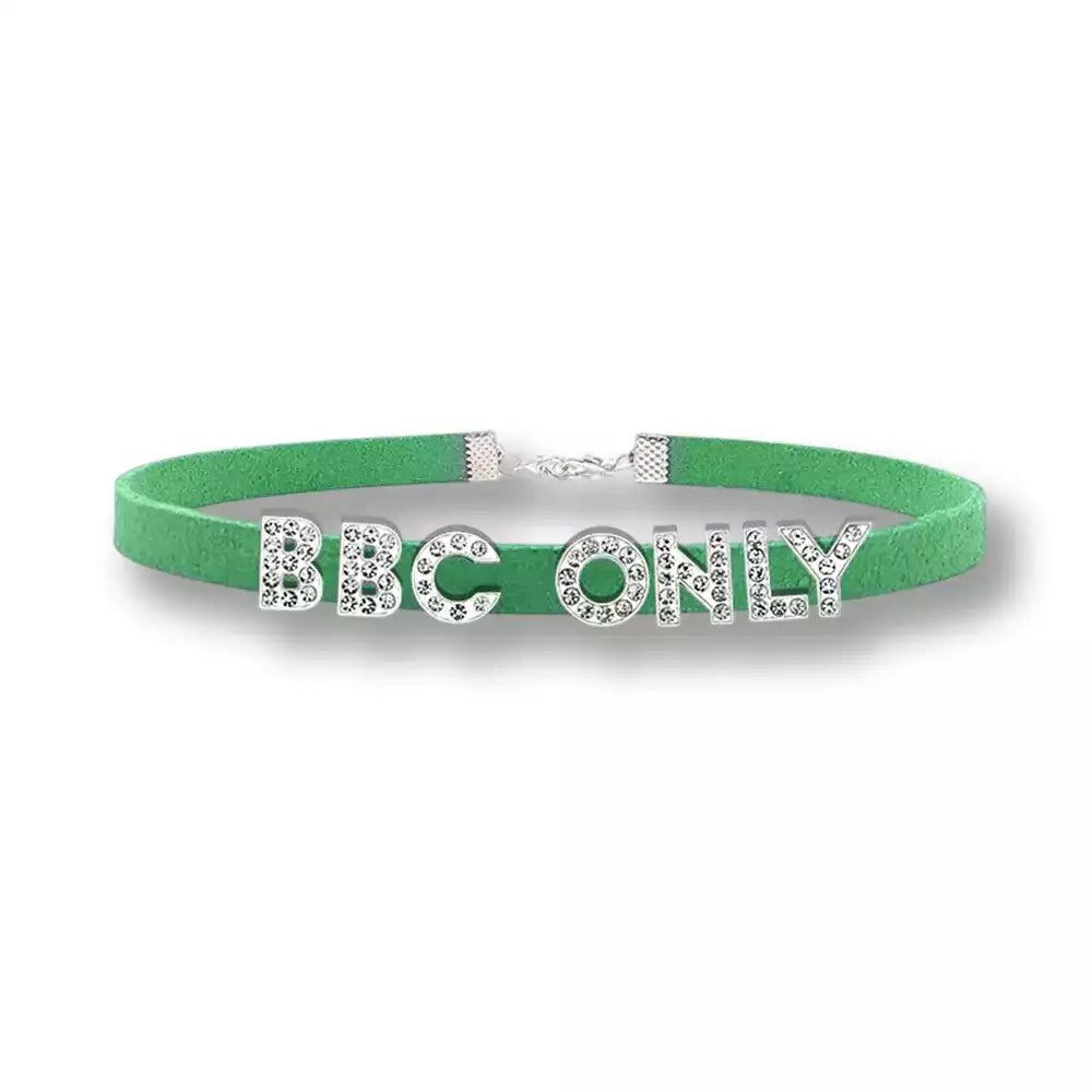Collier sissy en velours vert vif doté de l'inscription en strass "BBC ONLY", un choker original pensé pour sublimer vos moments qos et de soumission sur sissyshop.